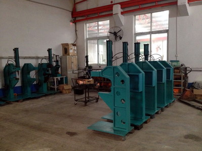 无铆钉压铆机设备 高效铆接0.6-2.5mm板材，济南赛思特流体系统设备提供三套模具